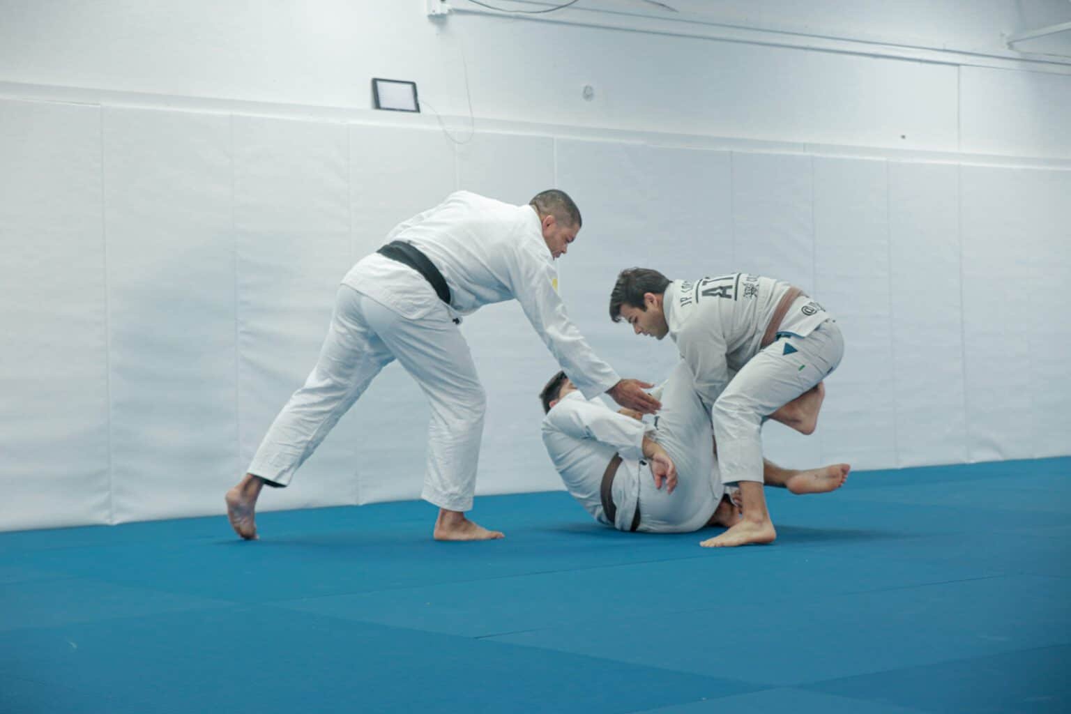 Professor ensinando Jiu-Jitsu